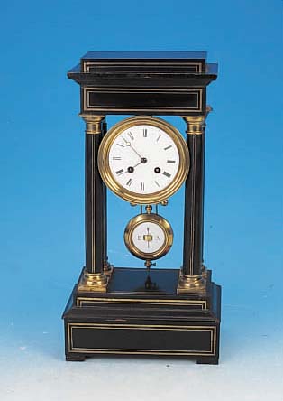 Portaluhr, Frankreich, um 1870, strenges schwarz gelacktes Holzgehäuse mit Messingbandintarsien, Kapitelle- Basen- Pen- delkörper ...