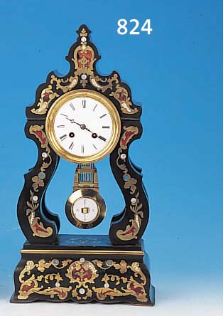 PORTALUHR, FRANKREICH, UM 1860/70, GESCHWUNGENES SCHWARZ GELACKTES HOLZGEHäUSE, MARKETIERT MIT MESSING, LACK U. PERLMUTT, ...
