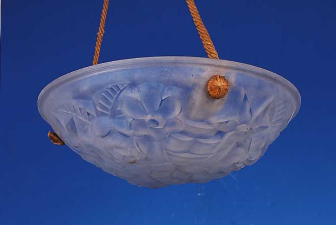 DECKENLAMPE, FRANKREICH, 30ER JAHRE, FARBL. PRESSGLAS, FLORAL RELIEFIERT, MATTIERT, D. CA. 35 CM, NICHT ELEKTR.