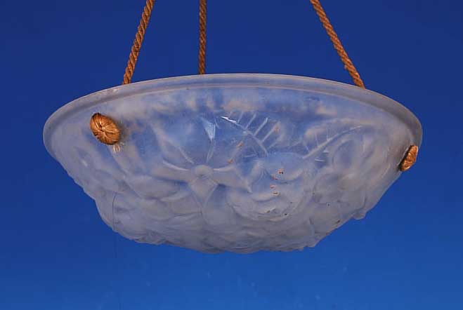 DECKENLAMPE, FRANKREICH, 30ER JAHRE, FARBL. PRESSGLAS, FLORAL RELIEFIERT, MATTIERT, D. CA. 35 CM, NICHT ELEKTR.