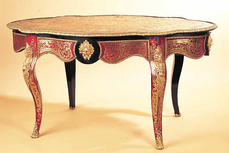 TISCH, FRANKREICH, UM 1870, HOLZ EBONISIERT,IN BOULLE-TECHNIK REICH INTARSIERT, SCHILD- PATT UND MESSING IN FLORALEM DEKOR MIT VASEN U. ANTIKEN ...