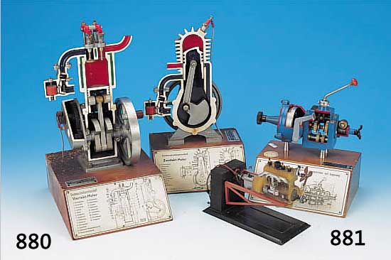 ZWEI DEMONSTRATIONSMODELLE FüR EINE FAHRSCHU- LE, DT., 50/60ER J., HOLZ/METALL U. BLECH: JE EIN 4-TAKT-MOTOR UND 2-TAKT-MOTOR, H. JE CA. 38 U. ...
