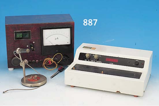 KONVOLUT ZWEIER MEßGERäTE FüR QUARZUHREN, 70ER/80ER JAHRE, A) ZEITWAAGE FüR QUARZ- UHREN, MEßZEIT 1 BZW. 10 SEK., 32 HZ UND 4.19 HZ (Z. ...
