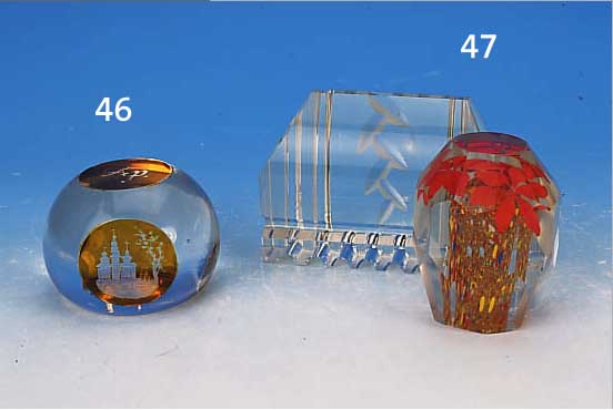 PAPERWEIGHT, BöHMEN, UM 1900, FARBL. GLAS, PARTIELL GELB GEBEIZT, DREI KARTUSCHEN MIT GRAVIERTEN KIRCHENDARST., MONOGR. A.P., D. 8,5 CM, L. ...