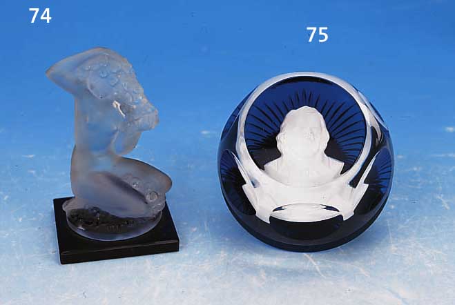 SKULPTUR, LALIQUE, 2. H. 20. JH., SITZENDER MäDCHENAKTES, ENTW. UM 1935, AM SOK-KEL SIGN., FARBL. GLAS, MATTIERT, H. CA. 9 CM