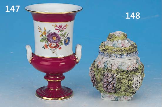 DECKELDOSE, UM 1900, PORZELLAN, APPLIZIERTER BLUMEN UND BLäTTERDEKOR, LEICHT BEST., H. 9.5 CM