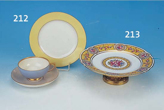 FUßSCHALE, FRANKREICH, UM 1900, PORZELLAN, BEMALT, H. 8 CM, D. 24 CM, MESSING-FUß