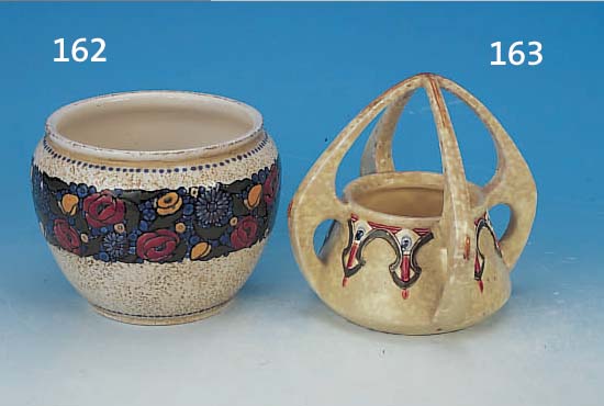 JUGENDSTILVASE, UM 1900, STEINGUT, H. 19 CM, BEMALT, L. BERIEBEN, NUM. 11296