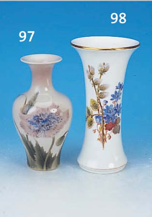 VASE, JAPAN, UM 1900, PORZELLAN, AM HALS MIT HAARRIß, H. 22 CM, BODEN BEZ.