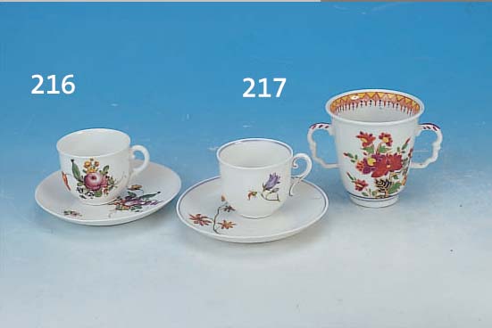 ZWEI MOKKATASSEN MIT UNTERTASSEN, NYMPHENBURG 30ER JAHRE, PORZELLAN, H. 5 CM, BLUMENMA- LEREI