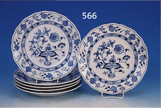 SECHS TELLER, MEISSEN, UM 1890, PORZELLAN, BLAUE BEMALUNG UNTER DER GLASUR, ZWIEBELMUS- TER, D. 25 CM