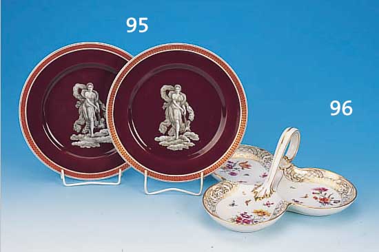 PAAR TELLER, WOHL DRESDEN OSWALT LORENZ, NACH 1881, PORZELLAN, FEINE ALLEGOR. GRISEILLE- MALEREI, ROSTBRAUNER FOND, GOLDSTAFFAGE, D. 27 CM