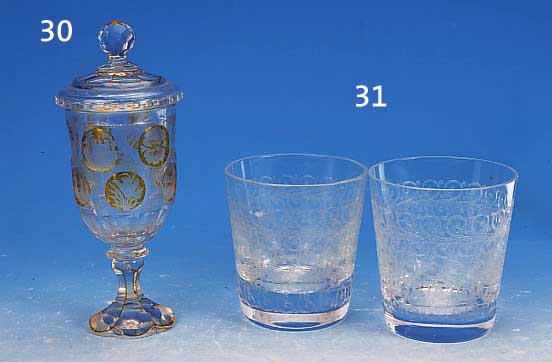 POKALGLAS, BöHMEN, WOHL 20/30ER JAHRE, FARBLOSES GLAS, FACETTIERT, PART. GELB GE- BEIZT, IN KLEINEN KARTUSCHEN DARST. VON WILD U. ...