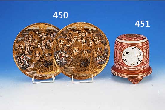 ZWEI TELLER, SATSUMA, UM 1910, STEINGUT, BUNTE BEMALUNG, REICHE GOLDSTAFFAGE, PERSONEN-DARSTELLUNGEN, D. 22 CM, MJN. BER.