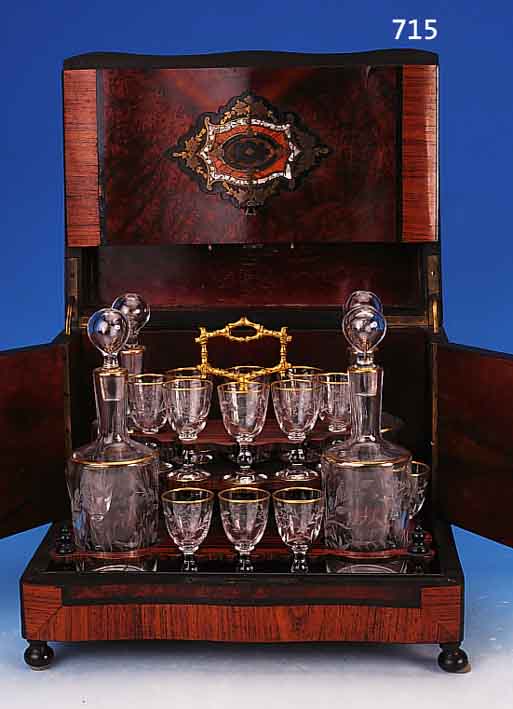 REISEBAR, FRANKREICH, UM 1900, NUßBAUMFURNIER, WURZELNUß, 27.5 X 32 X 23.5 CMREICH INTARSIERT, ALTES GLäSER, GLäSER VON BACCARAT ...