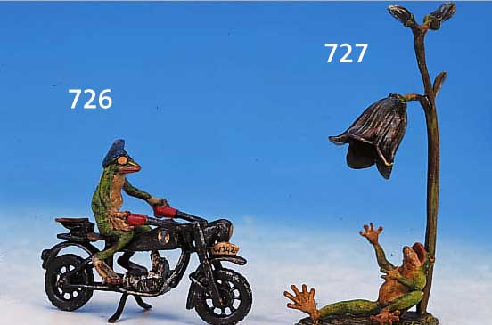 WIENER BRONZE, UM 1950, SINGENDER FROSCH UN-TER GLOCKENBLUME, BUNT STAFFIERT, H. CA. 7 CM