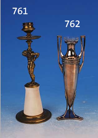 KERZENLEUCHTER, UM 1890, GELBGUß, VOLLPLAS- TISCHE MäNNERFIGUR, H. 24,5 CM, L. ALTERSSP., WOHL HORN- O. BEINEINLAGE