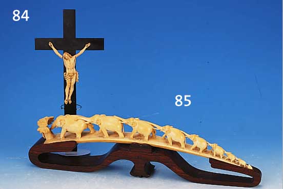KRUZIFIX, FRANKREICH, 18. JH., ELFENBEIN- KORPUS, FEIN GESCHNITZT, KORPUSH. 13 CM, GE- SAMTH. 31 CM, L. ALTERSSP.