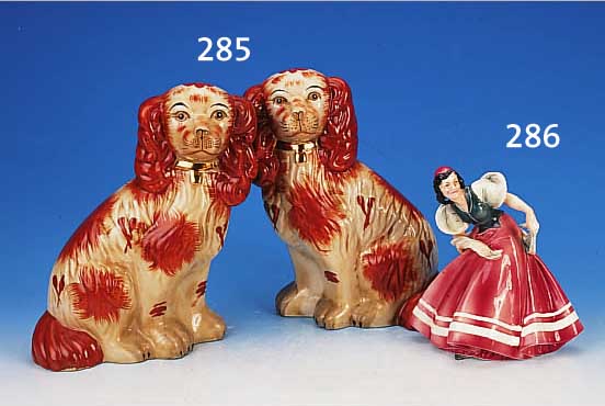 ZWEI PORZELLANFIGUREN, WOHL ENGLAND, UM 1920/30, BUNTE BEMALUNG, GOLDSTAFFAGE, H. CA. 31 CM