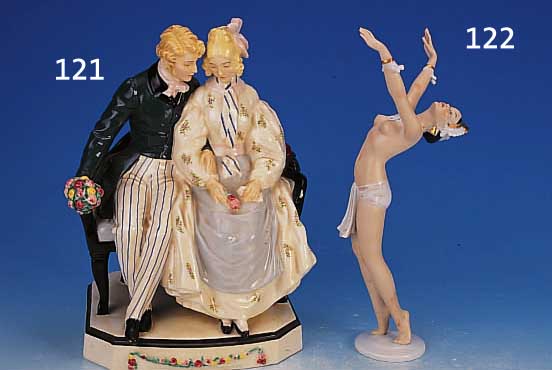 PORZELLANFIGUR, DEUTSCH, UM 1940, ORIENTA- LISCHE TäNZERIN, BUNTE BEMALUNG, GOLDSTAFFAGE,H. CA. 33 CM