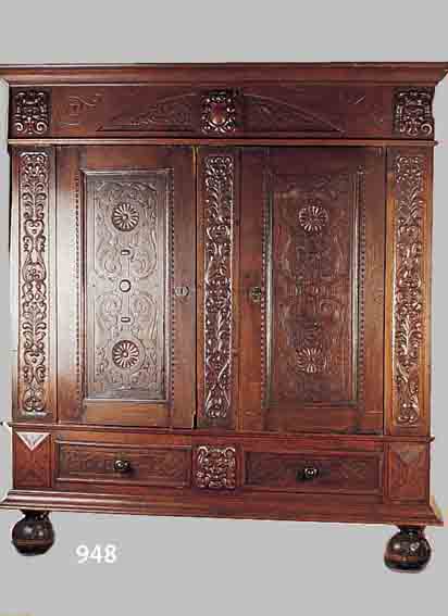 BAROCKSCHRANK, DEUTSCH, UM 1740-60, EICHE MASSIV, FRONT REICH GESCHNITZT, ZWEI AUFGESETZTE SCHNITZEREIEN, ZWEI SOCKELSCHüBE, KOPFLEISTE, ...