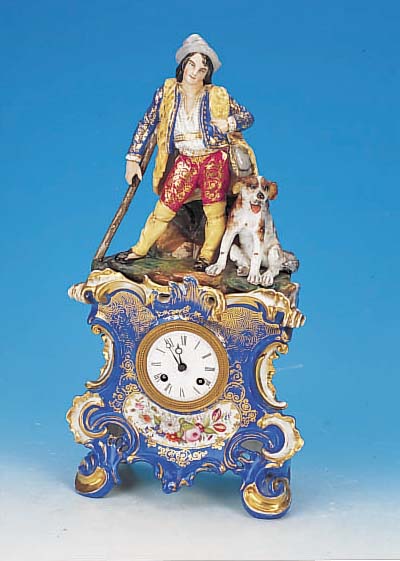 TISCHUHR, JEAN PETIT, UM 1835-45, PORZELLAN,ZWEITEILIG, REST., IM SOCKEL FLORAL BEMALT, ROCAILLEN BER. IM GIEBEL WANDERER IN PHANTA- SIE-TRACHT ...