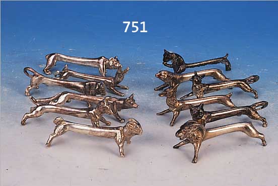KONV. AUS 12 MESSERBäNKCHEN, FRANKREICH, UM 1900, METALL, SECHS VERSCH. TIERFORMEN: 2 WIDDER; 2 BäREN; 2 HASEN; 2 HUNDE; 2 STIERE;2 FüCHSE, ...
