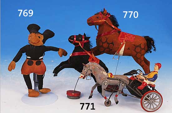 KONVOLUT AUS VIER TEILEN, DEUTSCH, 30/40ER J., DREI KARUSELLPFERDE AUS STOFF U. FILZ; EIN BLECHSPIELZEUG, JOCKEY MIT PFERDEWAGEN, BUNT STAFFIERT, ...