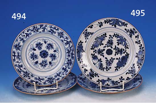 ZWEI TELLER, CHINA, UM 1760/70, PORZELLAN, D. 21.5 - 23 CM, AN DEN RäNDERN BEST.