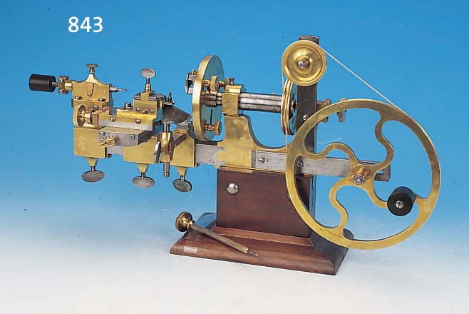 UHRMACHER-WERKZEUG, KLAMMERDREHBANK, SOG. BURIN FIXE, UM 1870/80, EXTRAGROßE AUSFüH- RUNG, ORIGINAL HOLZSOCKEL, MESSING/BRONZE/ STAHL, ...