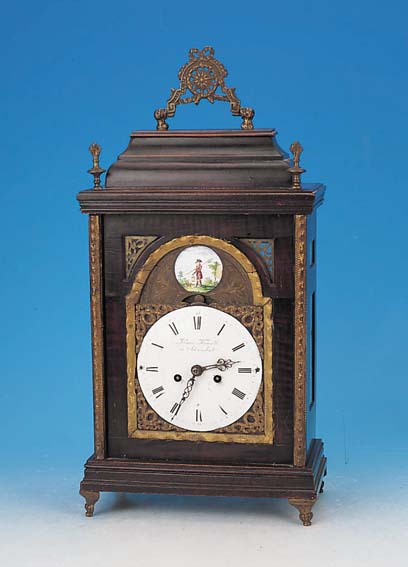 DEUTSCHE TISCHUHR, SPäTBAROCK, UM 1800, EDELHOLZGEHäUSE MIT PROFILIERTEN GIEBEL, DREI-SEITIG VERGLAST, VERZIERTER MESSIGGUßGRIFF,- FüßE, ...