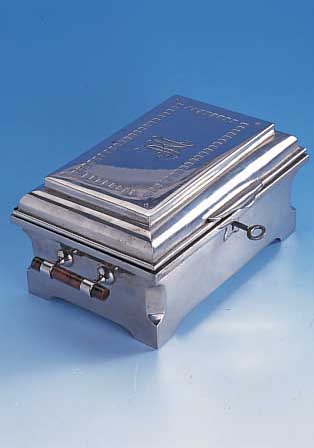 SCHMUCKSCHATULLE, DEUTSCH UM 1900, METALLLEGIERUNG, ZEITTYPISCHE FORM UND ORNA- MENTE, 2 HENKEL AUS BAKELIT MIT BERNSTEIN- OPTIK, ...