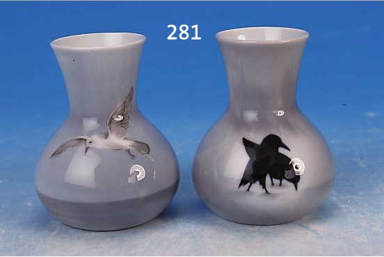 PAAR VäSCHEN, HEUBACH/LICHTE, UM 1900/05, PORZELLAN, SEHR FEINE BUNTE BEMALUNG VON VO- GELMOTIVEN: 1 X ZWEI KRäHEN; 1 X MöWE IM FLUG,H. JE CA. ...