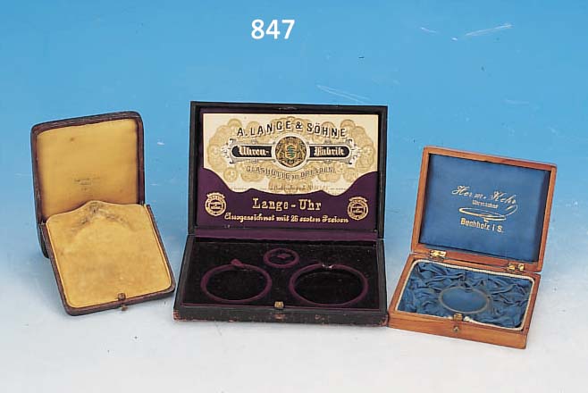 KONVOLUT DREI ALTER ETUIS VON TASCHENUHREN, A) SOG. SCHAUFENSTER-ETUI, STELLBAR, ANONYM, B) HOLZETUI, KIRCHSBAUMHOLZ, BEZ. HERM. KEHR, UHRMACHER, ...