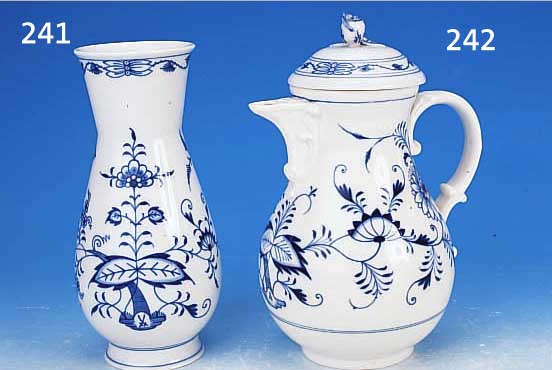 KAFFEEKANNE, MEISSEN, UM 1900, 1. WAHL, POR-ZELLAN, BLAUES ZWIEBELMUSTER, H. CA. 25,5 CM, DECKELINNENRAND LEICHT BESTOßEN