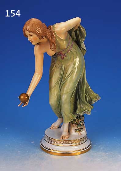 PORZELLANFIGUR, MEISSEN, UM 1900, 1. WAHL, DIE KUGELSPIELERIN, ENTWURF W. SCHOTT, BUNT BEMALT, HAND, ARM UND SCHULTER RESTAURIERT, H. CA. 36 CM