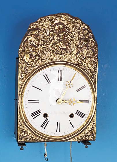 COMTOISE, FRANKREICH, UM 1870, GEPRäGTE MESSINGUMRANDUNG SEKUNDäR, EMAILZIFFERBLATT HAARRISSIG, ZEIGER UND TüREN SEKUNDäR, MASS. ...