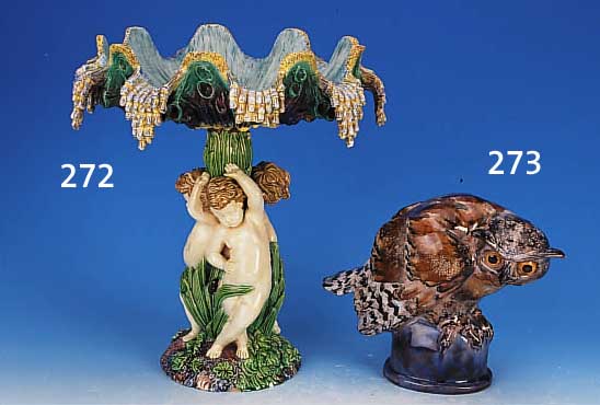 TAFELAUFSATZ, WOHL ÖSTERREICH, UM 1900, STEINGUT, DREI VOLLPLASTISCHE PUTTIFIGUREN TRAGEN DIE RELIEF. SCHALE, BUNT STAFFIERT, AM FUß L. ...