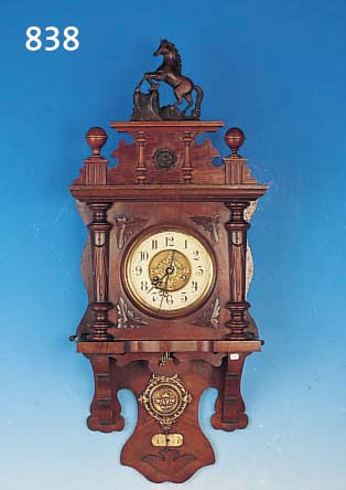 WANDUHR, JUNGHANS, UM 1900, SOG. FREISCHWIN-GER, VERZIERTES HOLZGEHäUSE, DREISEITIG VER- GLAST, AUFSATZ UND BEKRöNUNG SEKUNDäR, ...