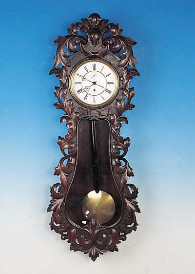 WANDUHR, LENZKIRCH, UM 1875, GESCHNITZTES GEHäUSE IN VIOLINENFORM, UMRANGT VON BLATT- ORNAMENTIK, Z. T. IN DURCHBRUCHARBEIT, GIEBEL-BEKRöNUNG ...