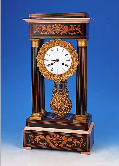 PORTALUHR, FRANKREICH, UM 1870/80, HOLZ- GEHäUSE MIT BLATT- UND BANDORNAMENTIK MARKE- TIERT, VIER VOLLSäULEN, BASEN-KAPITELLE - LüNETTE ...
