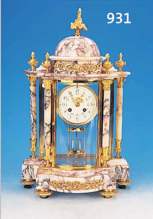 PENDULE, FRANKREICH, UM 1920, GESCHWUNGENES,GEäDERTES MARMORGEHäUSE IN FORM EINES BAROCKENVORBAUS, VIER MARMORSäULEN, VIER VERZIERTE FüßE ...