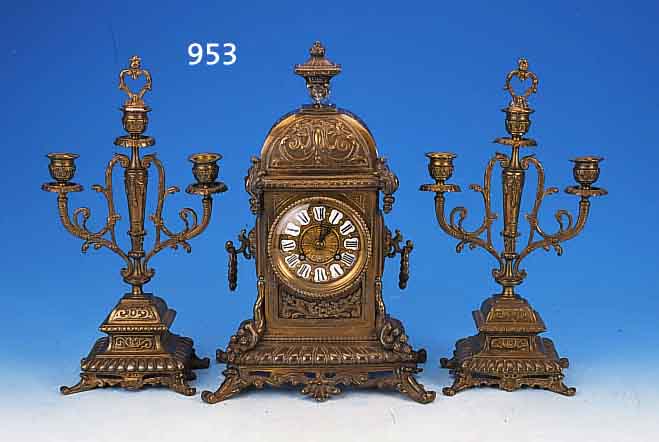KAMINUHR MIT ZWEI BEISTELLERN, FRANKREICH, UM 1880, VERZIERTER MESSINGGUß, HISTORISMUS, ZWEI DREIFLAMMIGE KERZENBEISTELLER, GLASDECKELVORN UND ...