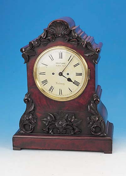 SOG. BRACKET-CLOCK, ENGLAND, UM 1880, REICH GESCHWUNGENES Z. T. FURNIERTES HOLZGE- HäUSE, IM SOCKEL UND GIEBEL MIT FLORALER ...