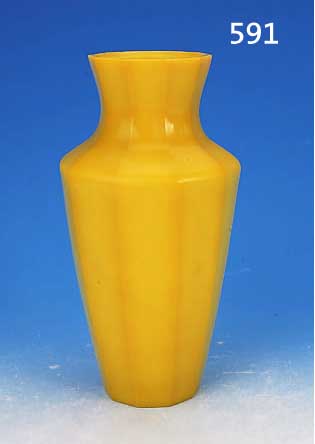 VASE, CHINA, 20. JH., TIEFGELBES PEKINGGLAS,SCHLANKE FACETT. FORM, DIE WANDUNG VON UNTEN NACH OBEN LEICHT ANSTEIGEND, DIE SCHULTER EIN-GEZOGEN UND ...