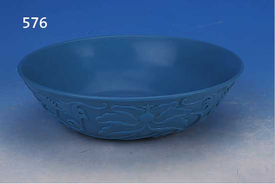 SCHALE, CHINA, UM 1900, HELLBLAUES PEKING- GLAS, LEICHT GESCHWUNGENE WANDUNG, AUßEN VER- ZIERT, RELIEF. DEKOR VON UMLAUFENDEN LOTUS- RANKEN, D. ...