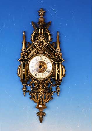 KARTELLUHR, FRANKREICH, UM 1900, REICH VER- ZIERTER MESSINGGUß, HISTORISMUS, IM GIEBEL FABELTIER WELCHES MIT SCHNABEL ANGEDEUTET DIE UHR HäLT, ...