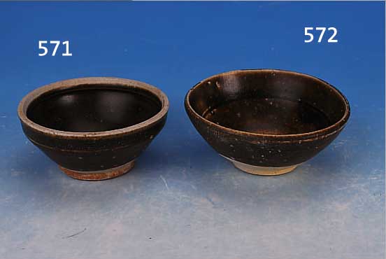TEESCHALE, CHINA, SONG-DYNASTIE, 960-1279 N. CHR., HELLER KERAMIKSCHERBEN, INNEN UND AUßEN GRüNLICH-BRAUN GLASIERT, WANDUNG OPTISCHDURCHTEILT ...