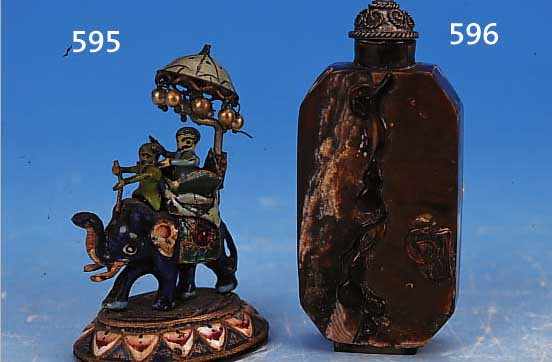 SNUFFBOTTLE, CHINA, 20. JH., HORN, GE- SCHNITTENER DEKOR, SEK. SILBERSTöPSEL, H. 7 CM