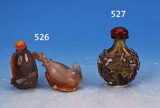 KONV. ZWEI SNUFFBOTTLES, 20. JH., HELLER ACHAT MIT BRAUNEN U. ORANGEFARB. EINSCHLüSSEN,FEIN GESCHNITTEN, JE EIN KLEINER FISCH MIT ...